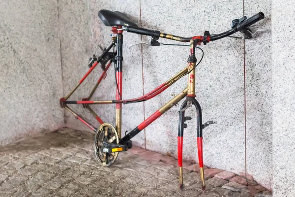 Bicicleta Com Rodas Roubadas Uma Corrente Não Suficiente Para Evitar — Fotografia de Stock
