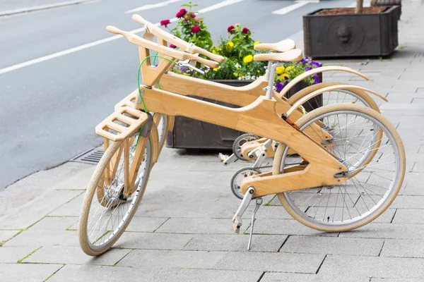 Sokakta modern bisiklet ahşap. Yolu geleceğe