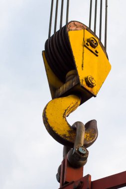 Vinç kanca üzerinde hafif bir gökyüzü, closedup