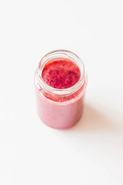 Beyaz arka plan üzerinde üstten görünüm izole muz ve çilek güler yüzlü bardak