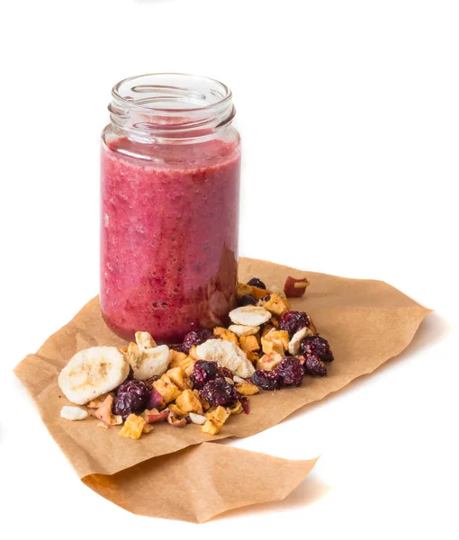 Kurutulmuş kiraz, muz, elma, yaban mersini bir highball cam beyaz zemin üzerine güler yüzlü. Kurutulmuş meyve güler yüzlü. İzole