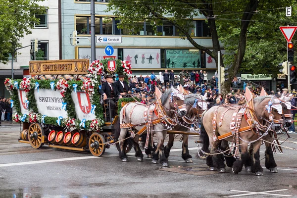 Münih, Almanya - 16 Eylül 2017: Münih, Bavyera, Almanya Octoberfest 2017. Geleneksel kostüm geçit töreni. Spatenbrau