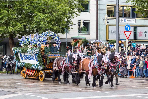 Münih, Almanya - 16 Eylül 2017: Münih, Bavyera, Almanya Octoberfest 2017. Oktoberfest - Lowenbrau geçit başında çadır sahipleri ve bira töreni