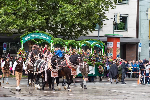 Münih, Almanya - 16 Eylül 2017: Münih, Bavyera, Almanya Octoberfest 2017. Geleneksel kostüm geçit töreni
