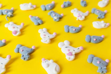 Düz görünüm iştah açıcı konsept, beyaz ve gri fareler şeklinde marshmallowlar veya sarı arka planda fareler. Sarı pastel arkaplanda renkli desen ve boşluğu kopyala