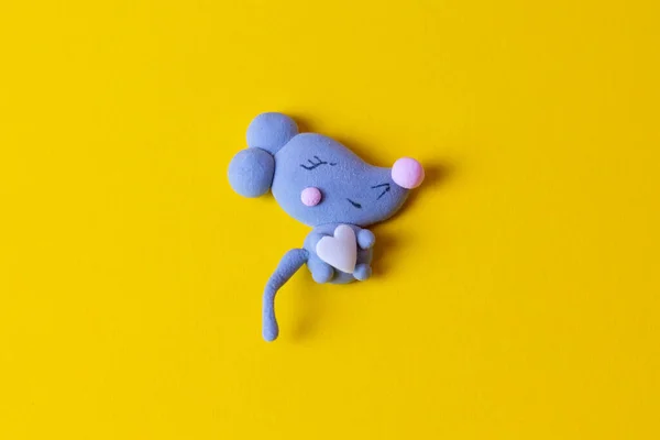 Cerca de malvavisco en forma de ratón gris o rata con el corazón aislado sobre fondo amarillo. Año Nuevo y Navidad 2020 concepto. Marshmallow gris ratón o rata - símbolo del año 2020 — Foto de Stock