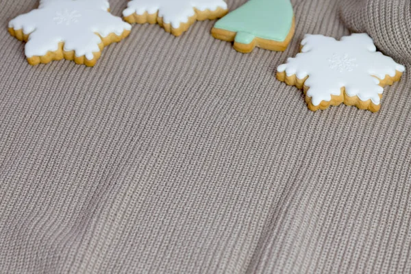 Weihnachten und Neujahr Traditionen Konzept. Lebkuchen in Form eines Weihnachtsbaums und Sterne an der Strickdecke — Stockfoto