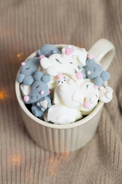 Cocoa with marshmallow in gray and white mouse or rat shape in cup with fairy lights christmas picture. Vertical. — Stock Photo, Image