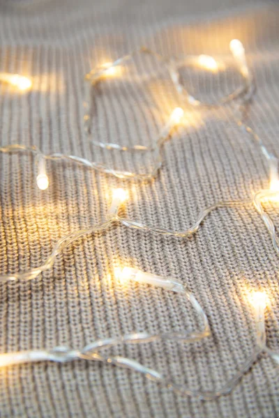 Bej süveter ve çelenk ördüm. Kış havası. Arkaplan