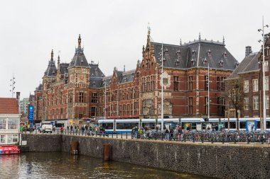 Amsterdam, Hollanda - 28 Kasım 2019: Merkez Tren İstasyonu cephe ve ulaşım kanalı