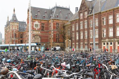 Amsterdam, Hollanda - 28 Kasım 2019: Amsterdam merkez istasyonu önündeki park alanındaki bisikletlerin görüntüsü, kapatın.