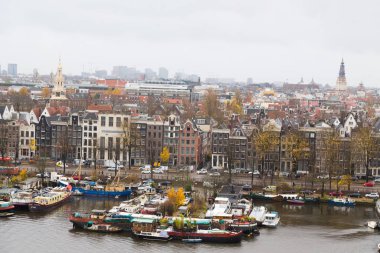 Amsterdam, Hollanda - 28 Kasım 2019: Amsterdam sonbaharının güzel manzarası. Amsterdam 'ın ünlü vintage binaları ve kanalları.