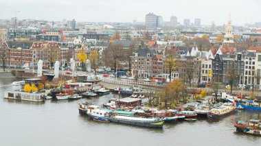 Amsterdam, Hollanda - 28 Kasım 2019: Amsterdam sonbaharının güzel manzarası. Amsterdam 'ın ünlü vintage binaları ve kanalları.