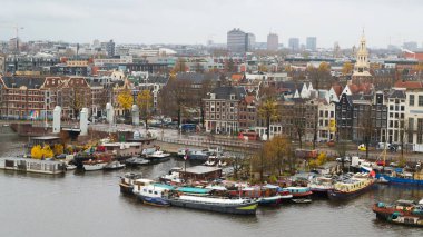 Amsterdam, Hollanda - 28 Kasım 2019: Amsterdam sonbaharının güzel manzarası. Amsterdam 'ın ünlü vintage binaları ve kanalları.