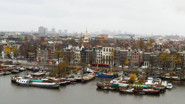 Amsterdam, Hollanda - 28 Kasım 2019: Amsterdam sonbaharının güzel manzarası. Amsterdam 'ın ünlü vintage binaları ve kanalları.