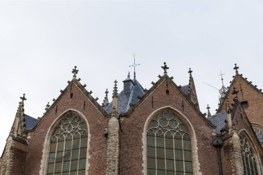 Amsterdam, Hollanda - 28 Kasım 2019: Eski Kilise veya Oude Kerk, şu anda Amsterdam 'ın ana genelev bölgesi olan De Wallen' daki en eski kilise.