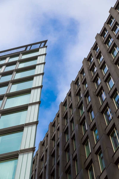 Ámsterdam, Países Bajos - 28 de noviembre de 2019: Vista panorámica del nuevo edificio moderno de color marrón y vidrio contra el cielo azul —  Fotos de Stock
