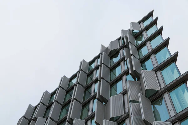 Amsterdam, Niederlande - 28. November 2019: doubletree by hilton hotels architecture. Perspektivischer Blick auf ein modernes graues Gebäude vor blauem Himmel — Stockfoto