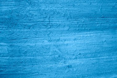 Klasik mavi ahşap üzerine su damlası. Tahta masada yağmur damlaları. Uzayı kopyala Moda rengi 2020. Klasik mavi arkaplan.