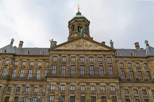 Interessante vista della parte superiore del Palazzo Reale in Piazza Dam con soffiatore di bolle, Amsterdam, Paesi Bassi . — Foto Stock