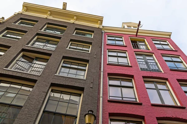 Vista in basso dell'edificio tradizionale e tipico luminoso che mostra lo stile architettonico olandese ad Amsterdam. È una giornata autunnale soleggiata . — Foto Stock