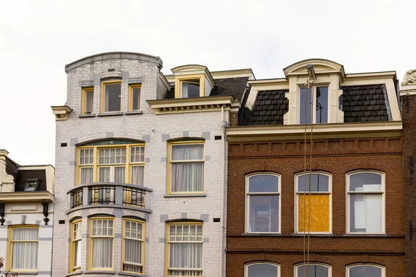 Architettura di Amsterdam caratteristiche tradizionale casa rossa bianca — Foto Stock