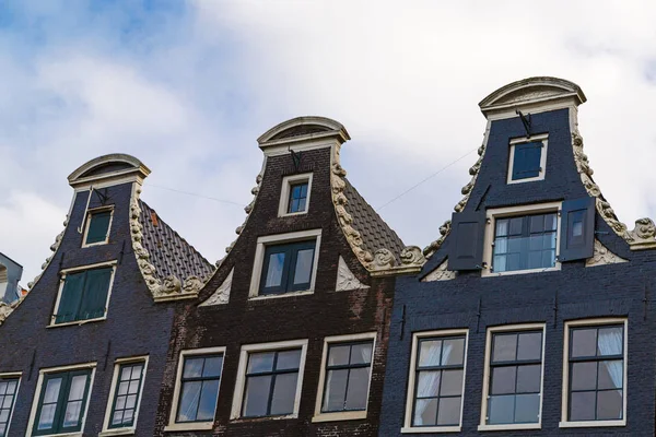 Dutch dancing houses at the Amsterdam. — Stock Photo, Image