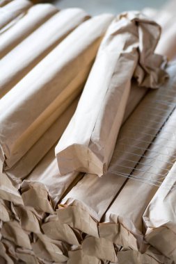 Ürünler kağıt tüplere dolduruldu. Yuvarlak kağıtlar. Düzgün paketlenmiş mallar