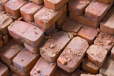 Bir yığın kırmızı kil tuğla, yaklaşın.