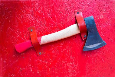 İtfaiye istasyonunda baltası olan kırmızı bir kalkan.