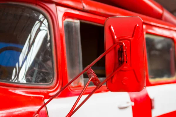 Πυροσβεστικό όχημα, κοντινό πλάνο του κατόπτρου — Φωτογραφία Αρχείου