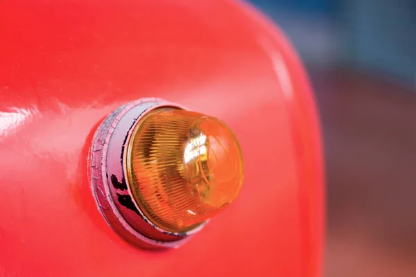 Eine Brandmeldeanlage mit eingebautem Blitzlicht zur Alarmierung im Brandfall. — Stockfoto