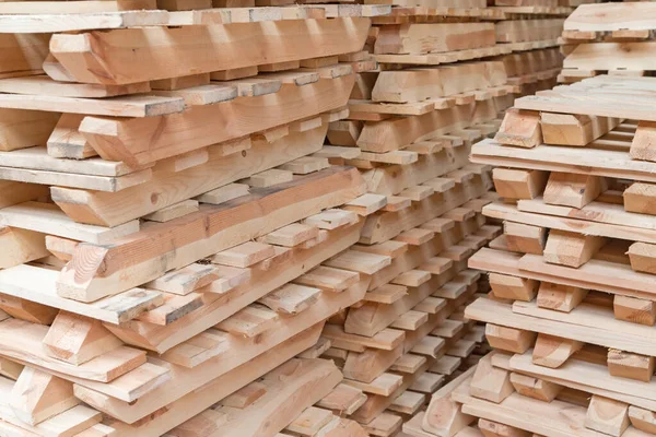 Pieux de palettes en bois prêts à être brisés et recyclés en bois de chauffage ou en bois de chauffage — Photo