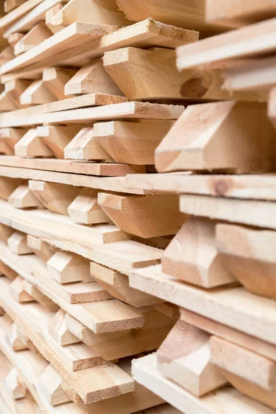 Pieux de palettes en bois prêts à être brisés et recyclés en bois de chauffage ou en bois de chauffage — Photo