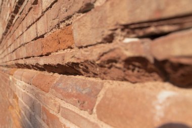 Kapanmış kırmızı tuğla duvar dokusunun arka planı. Görüş açısı, eğik görünüm. seçici odak, doku, arkaplan