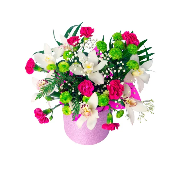 Roze ronde hoed doos van verschillende bloemen - arrangement van witte orchidee, rode anjer, groene chrysant, geïsoleerd op witte achtergrond. Rechtenvrije Stockfoto's