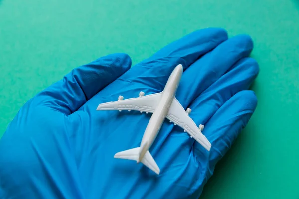 Koruyucu eldivenli bir uçakta. Coronavirüs konsepti yüzünden uçuş yasağı.