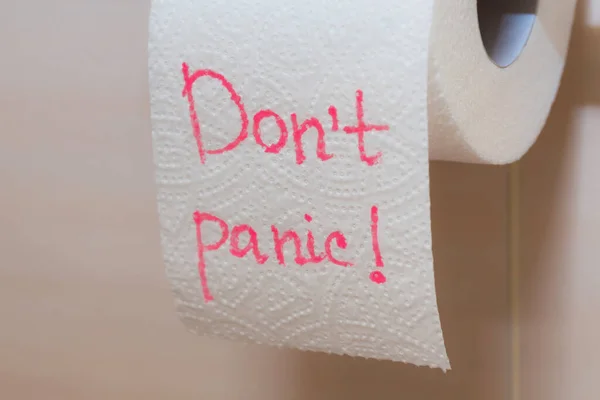 Надпись на туалетной бумаге - Не паникуйте. Туалетная бумага закрывается . — стоковое фото