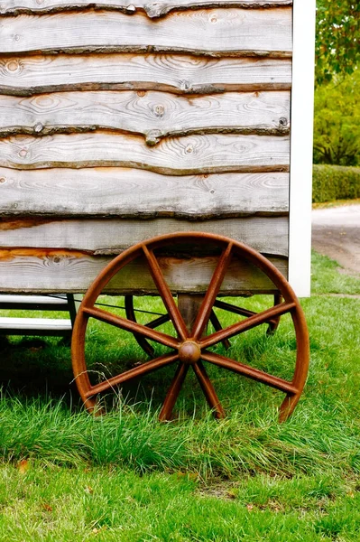 Old cart wheel — Stock Photo, Image