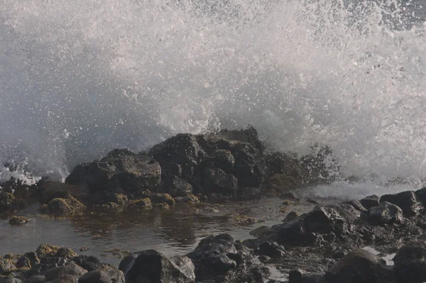 Onde che si infrangono sulle rocce — Foto Stock