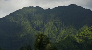 Hanalei'deki üzerinden napali sahil şelale