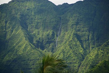 Hanalei'deki üzerinden napali sahil şelale