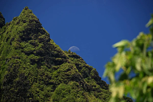 Moon Rising felett Napali csúcs — Stock Fotó