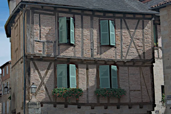 Casa de meia-madeira com persianas verdes — Fotografia de Stock