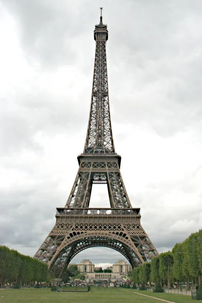 Eiffeltornet från Champ de mars — Stockfoto