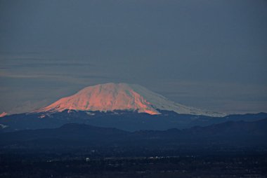 Günbatımı üzerinde Aziz Helen Dağı Portland'dan A
