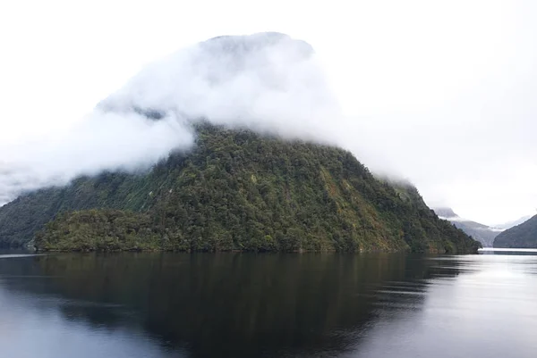 D hajnalban Doubtful Sound — Stock Fotó