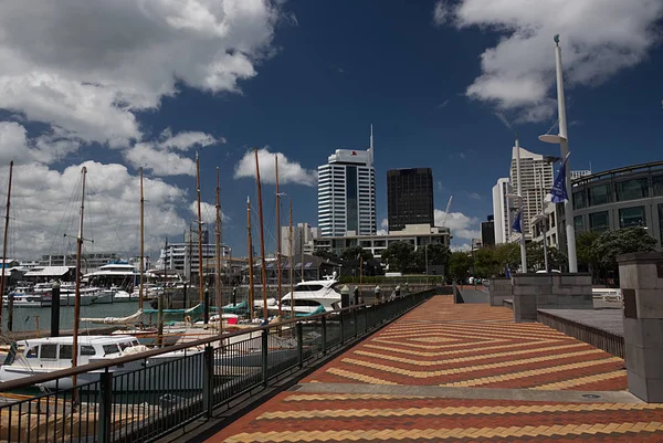 Dlážděnou chodbou v Auckland Viaduct Harbour — Stock fotografie