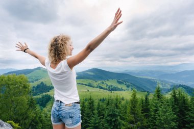 Kaldırdı elleriyle uçurumun kenarında duran kadın