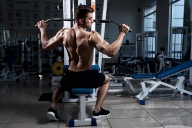 adam bir makine üzerinde spor salonunda egzersiz